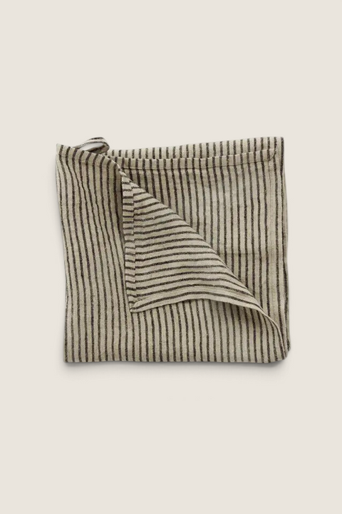 Bolina kjøkkenhåndkle i lin med klassisk stripemønster i naturfarger og rustikk tekstur.