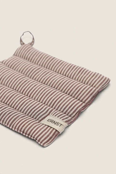 Bolina Ernst gryteklut i vattert bomull med klassiske røde og beige striper og praktisk hempe for oppheng.