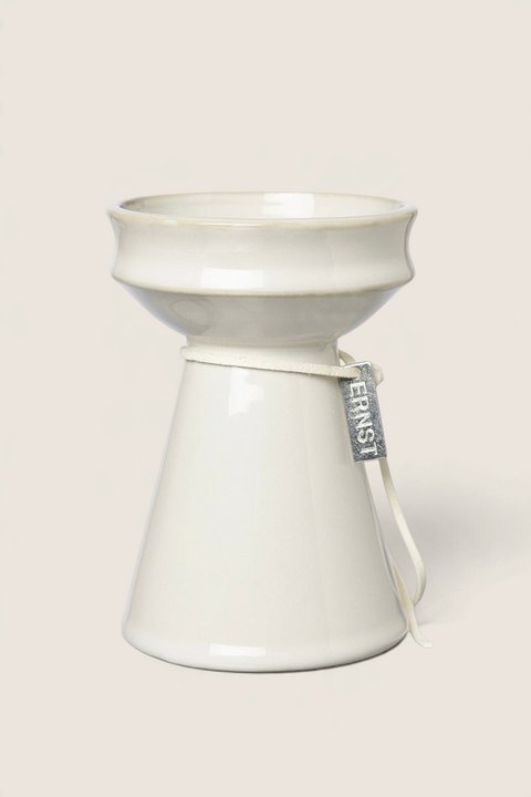Bolina Ernst løkvase i naturhvit glasert steintøy med dekorativt metallskilt, 12 cm høy for løkblomster.
