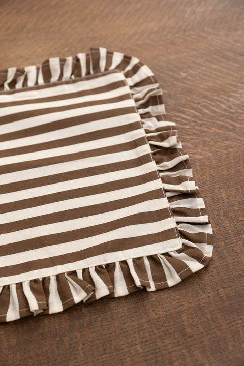 Bordbrikke - Ellie Brown