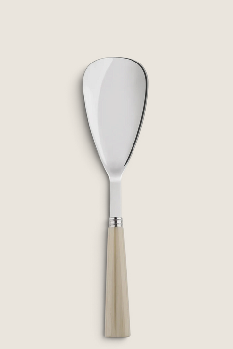 Bolina Djembe risskje fra Sabre Paris med blankt stålhode og dekorativt håndtak i naturfarget imitert horn.