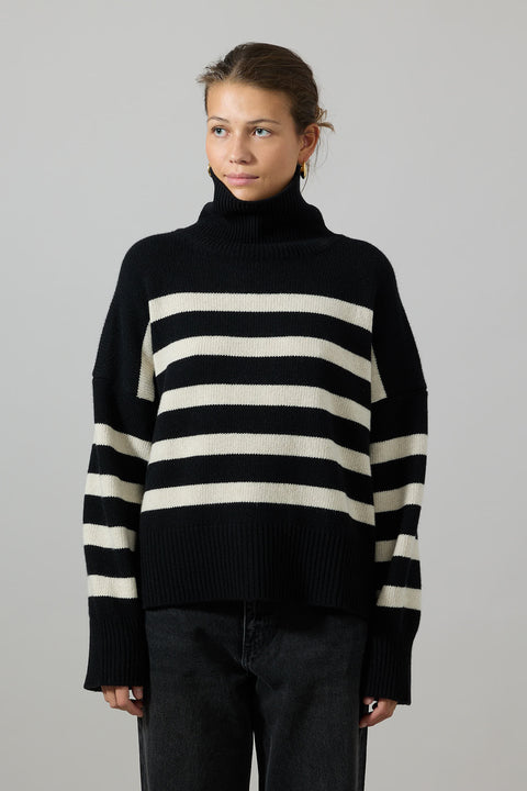 Genser - Silene T-Neck Black/Sand Stripe