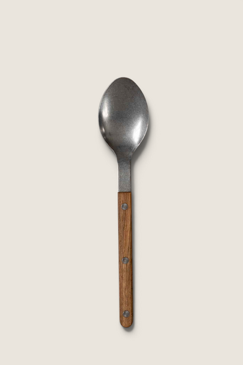 Bolina Sabre Paris Bistrot Vintage skje i rustfritt stål med teak-håndtak og synlige nagler på hvit duk