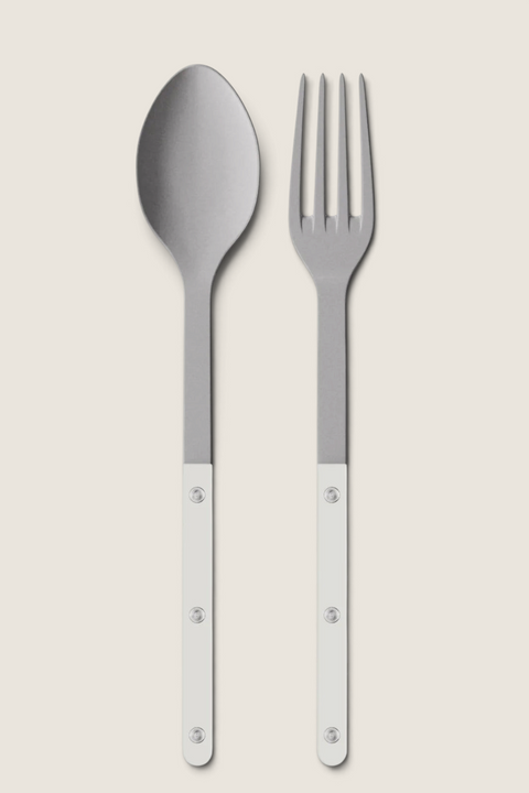 Bolina serveringssett Bistrot i hvitt med klassisk design, stål og synlige nagler for et tidløst bistro-uttrykk.