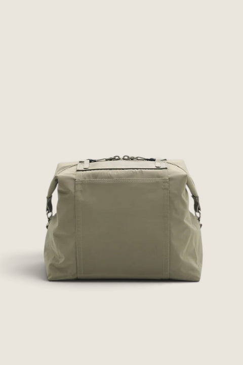 Bolina Topologie Explorer Tote Medium i mosegrønn teknisk sateng med praktisk design for reise og jobb.