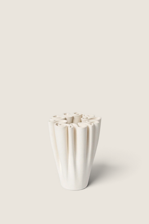 Bolina Dedali S vase i off-white 3D-printet keramikk med et intrikat labyrintmønster for blomsteroppsatser.