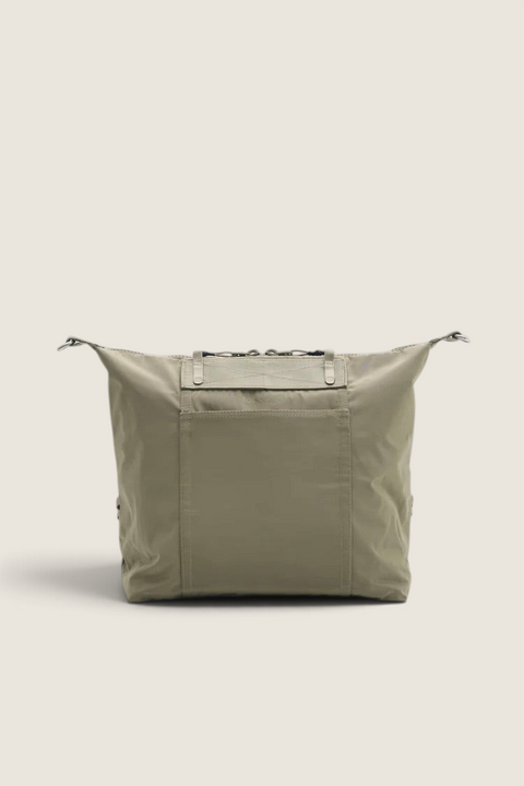 Bolina Explorer Tote Medium i mosegrønn teknisk sateng med praktiske rom for jobb og reise.