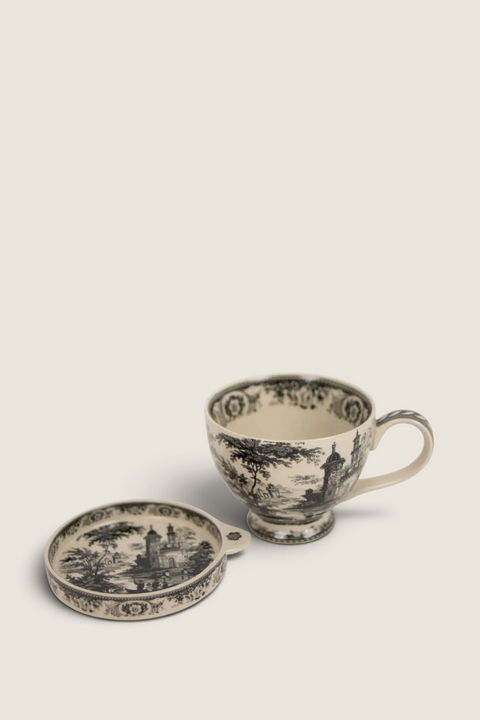 Bolina Estelle tekopp i sort og hvit med klassisk Toile de Jouy-mønster og dekorative føtter.