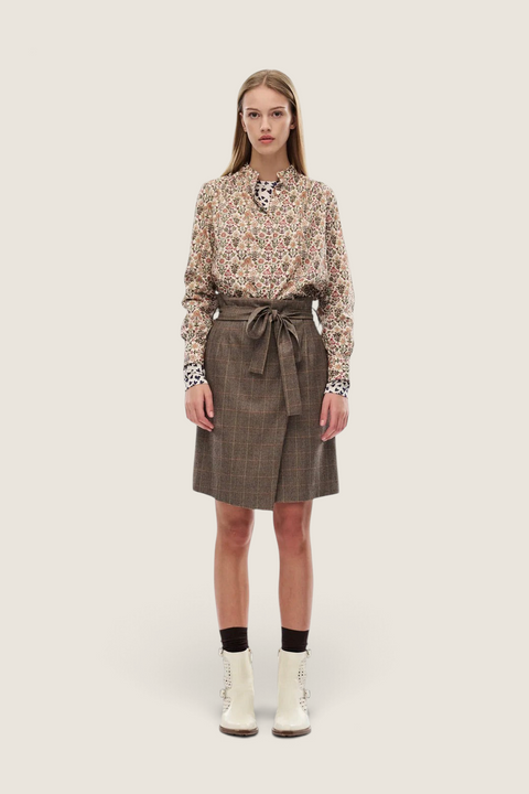 Bolina Nelle Shirt Marlow med blomstermønster i jordtoner, rynkedetaljer ved skuldrene og avtakbart knytebånd i halsen
