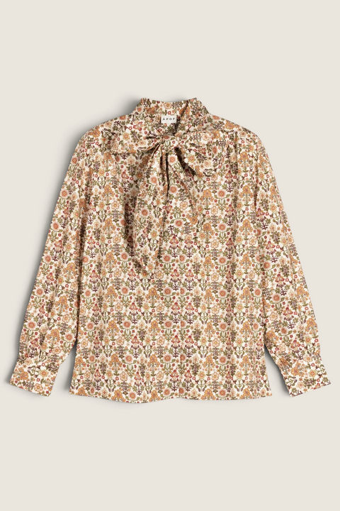 Bolina Nelle Shirt Marlow med blomstermønster i varme jordtoner, rynkedetaljer ved skuldre og avtakbart knytebånd.