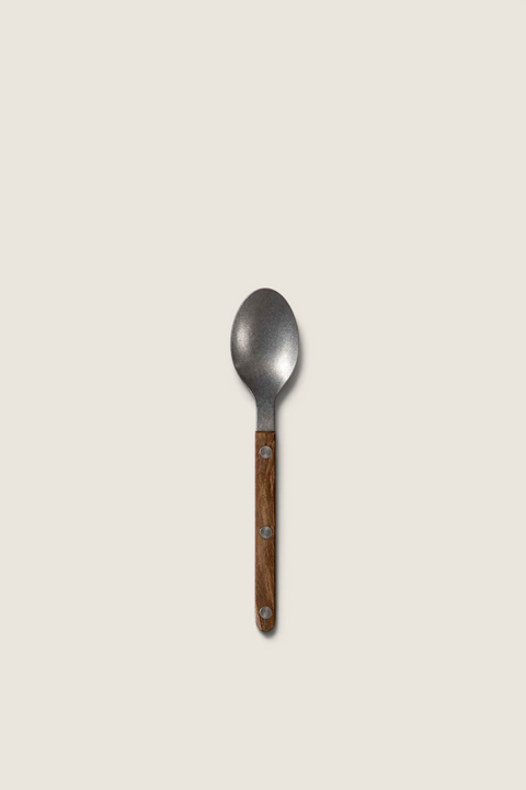 Bolina teskje i Bistrot Vintage Teak-design fra Sabre Paris med rustikk metallfinish og trehåndtak med nagler.