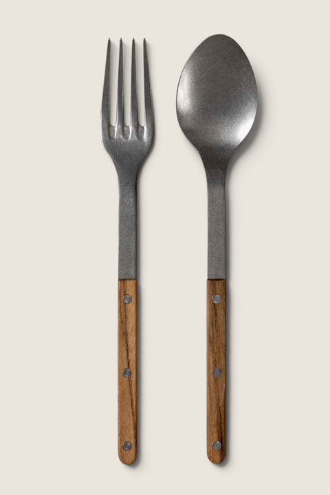 Bolina serveringssett med gaffel og skje i vintage teak og rustfritt stål med synlige nagler i fransk bistrostil.
