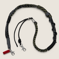 Bolina Macrame Strap i sort og gul poly-tau med dekorative knuter og justerbar lengde for vesker og mobildeksler.