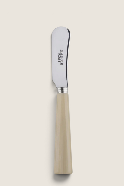 Bolina smørkniv fra Sabre i Bistrot Nature-serien med beige håndtak i imitert horn og blad i rustfritt stål.