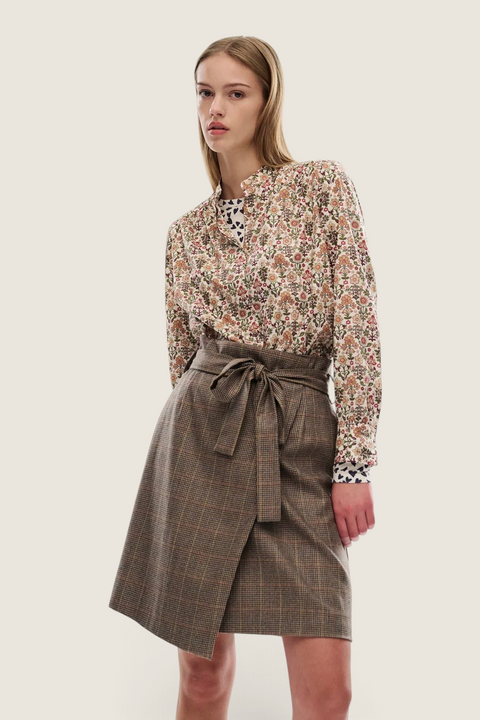 Bolina Nelle Shirt Marlow med blomstermønster i jordtoner, rynkedetaljer ved skuldrene og avtakbart knytebånd i halsen