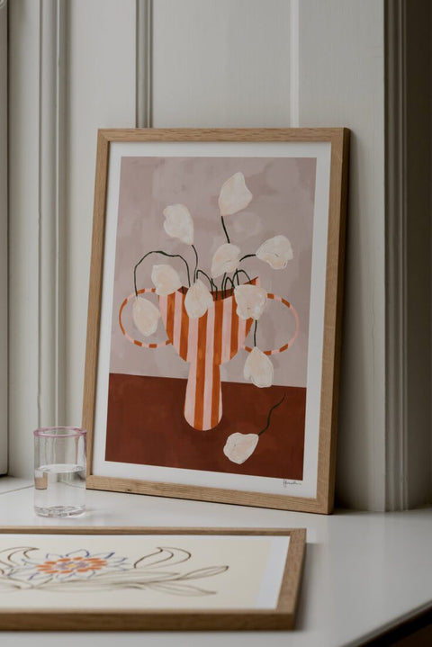 Plakat - White Flowers in Striped Vase 30x40cm