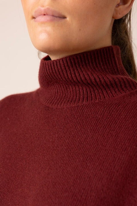 Genser - Turtleneck Side Slit Bordeaux