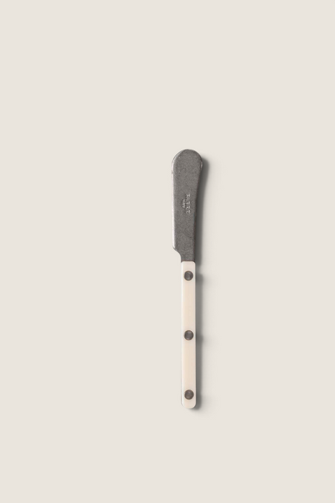 Bolina smørkniv fra Sabre Paris i Bistrot Vintage-serien med elfenbensfarget håndtak og synlige nagler.