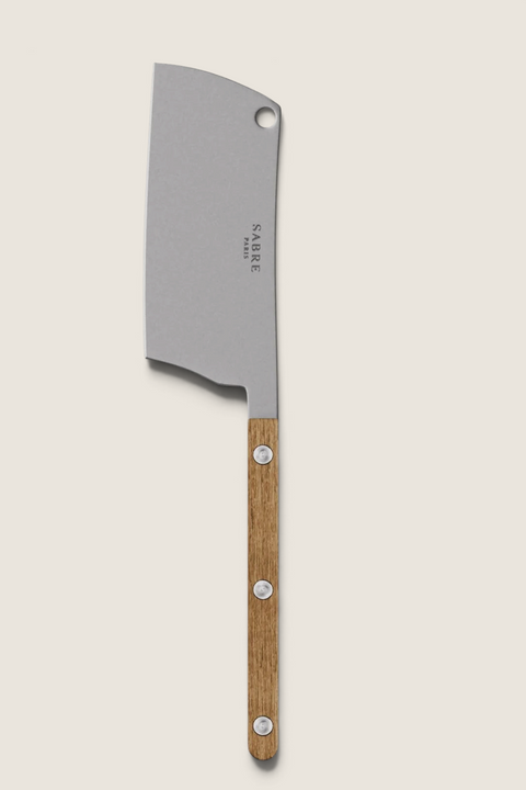 Bolina ostekniv fra Sabre Paris med bredt blad i stål og håndtak i teak med klassiske nagler.