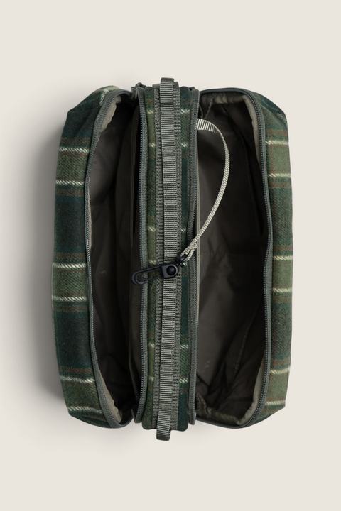 Bolina Topologie Bottle Sacoche Large skulderveske i grønn rutete ull med praktiske glidelåsrom for organisering.