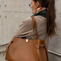 Veske - Gyoza Tote Pebble Grained Hazel