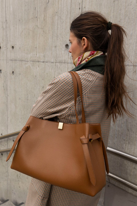 Veske - Gyoza Tote Pebble Grained Hazel