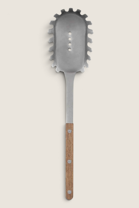 Bolina pastaskje fra Sabre Paris i serien Bistrot med teak-håndtak og rustfritt stål, inspirert av fransk vintage.
