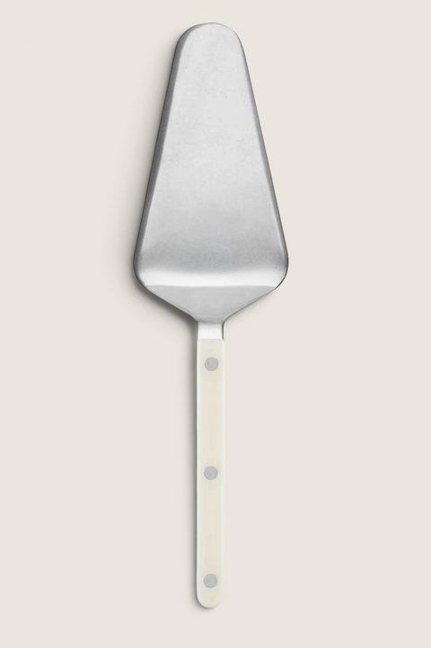 Bolina kakespade i Bistrot Vintage-serien med ivory-farget håndtak og klassiske nagler i rustfritt stål.
