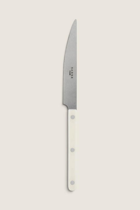 Bolina Sabre Bistrot vintage kniv i ivory med synlige nagler og klassisk fransk design for en tidløs borddekking.