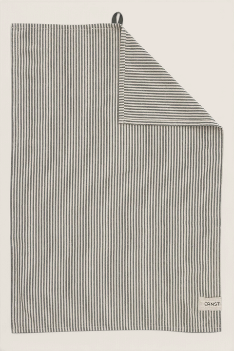 Bolina Ernst kjøkkenhåndkle med stripete mønster i grønt og beige, perfekt for et rustikt kjøkken.