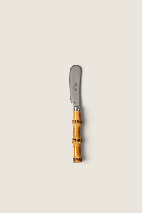Bolina smørkniv fra Sabre Paris med bambusskaft og blad i rustfritt stål 18/10 på hvit tekstilbakgrunn