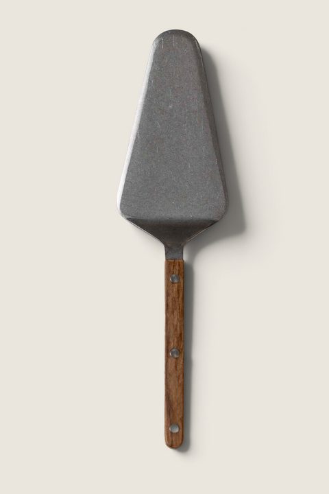 Bolina kakespade i Bistrot Vintage Teak-serien fra Sabre Paris med rustfritt stål og trehåndtak med synlige nagler.