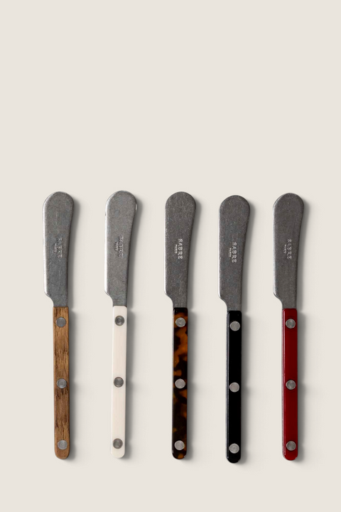 Bolina smørkniver fra Sabre Paris i ulike farger og mønstre med vintage-inspirert stål og synlige nagler.