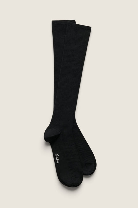 Bolina Aiayu black ribbed wool knee-high socks with reinforced heel and toe and small embroidered logo.