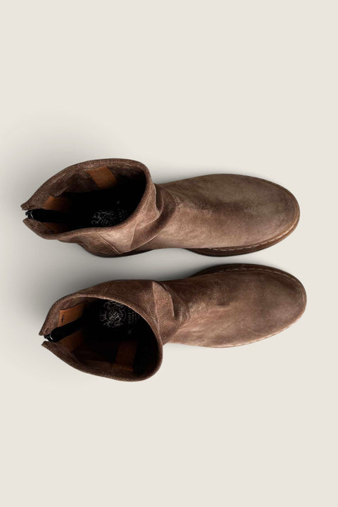 Bolina Alberto Fasciani Gill short boots in taupe suede with a back zipper and contrast stitching on the rubber sole.