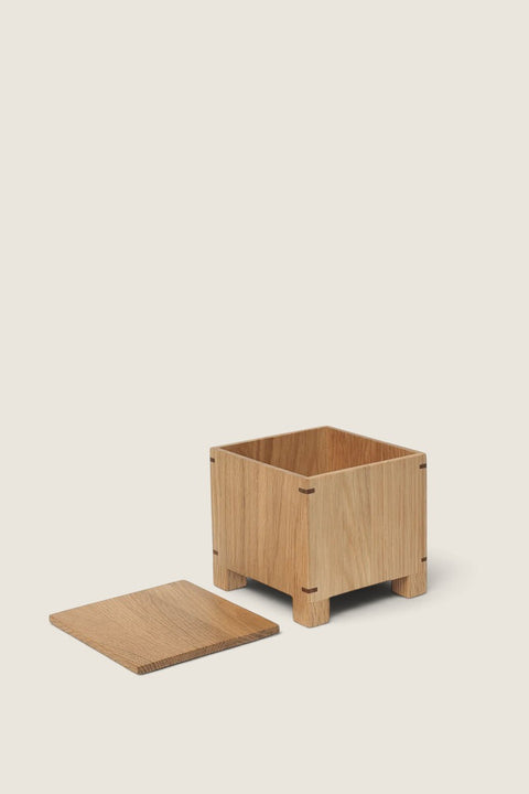 Bolina Bon garlic box in light oak wood with a square design, corner joints, and a removable lid for kitchen storage.