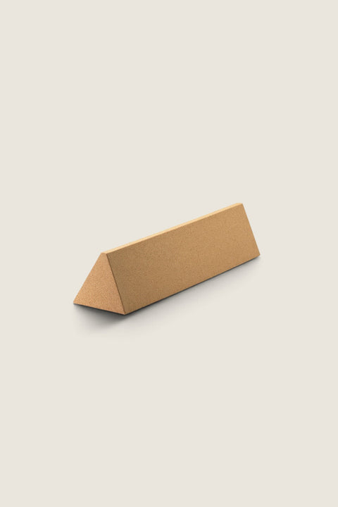 Bolina cork shelf divider for String System with a triangular shape for organizing kitchen shelves