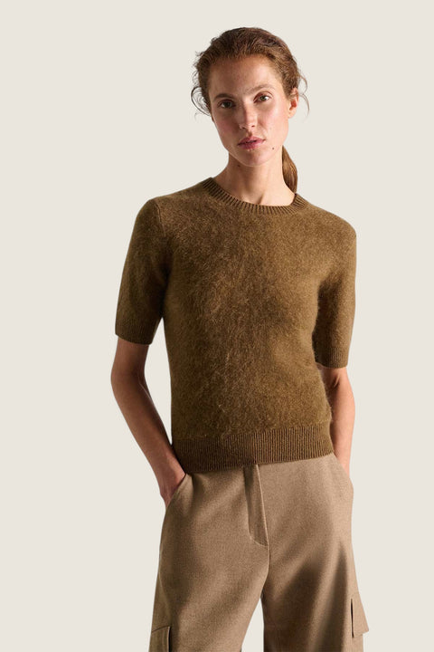 Bolina Dorothee Schumacher fluffy porcini brown short-sleeved knit sweater with a round neck on a model