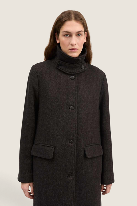 Bolina Ernest wool coat in brown herringbone with a large collar and button-tab detail worn by a model