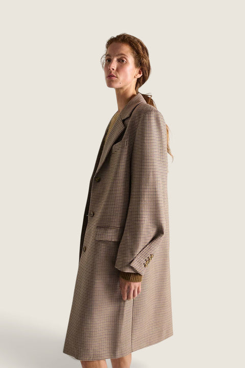 Bolina Graphic Chic beige check coat with oversized fit, lapel collar, and flap pockets on a model