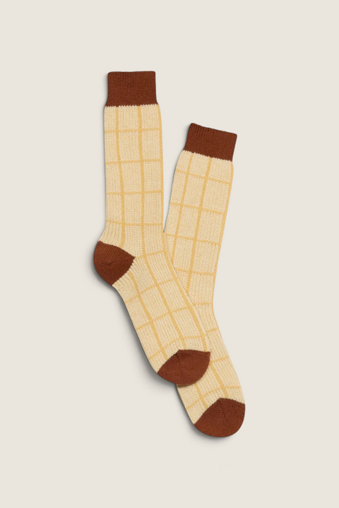 Bolina Guest in Residence cashmere socks in butter yellow and brown with a checker jacquard pattern and ribbed cuffs.