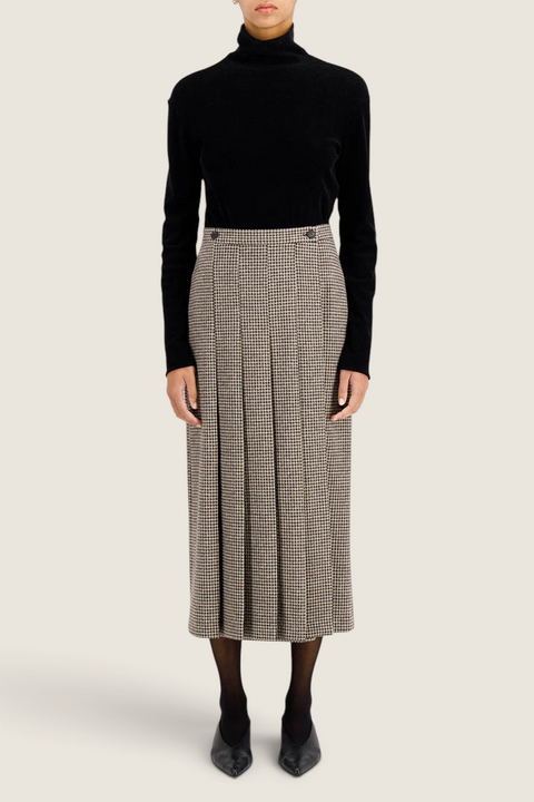 Bolina Harris Wharf London long beige houndstooth moleskin pleated skirt with front slit worn with black turtleneck