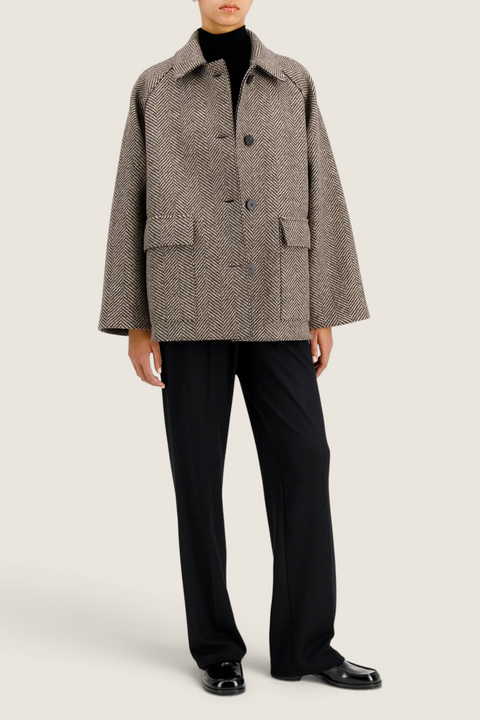 Bolina Harris Wharf London cream and brown herringbone wool-cashmere raglan jacket with flap pockets