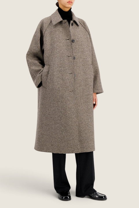 Bolina Harris Wharf London long balmacaan coat in cream and brown houndstooth wool cashmere blend with raglan sleeves.