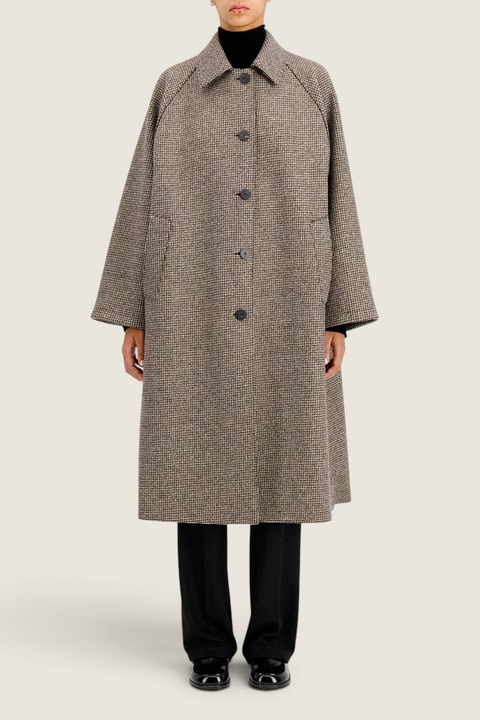 Bolina Harris Wharf London long balmacaan coat in cream and brown houndstooth wool cashmere blend with raglan sleeves