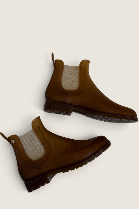 Bolina Jumpnat Chelsea rain boots in translucent brown hemp and PVC blend with a rounded toe and pull tabs.