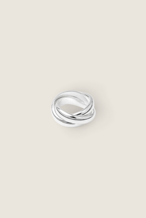 Bolina LIÉ STUDIO The Sofie silver ring with a sculptural, overlapping design and a polished finish.