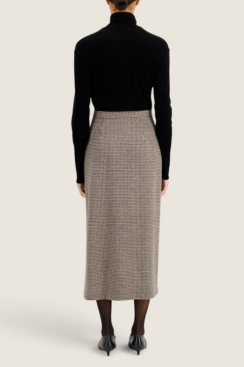 Bolina long beige houndstooth moleskin skirt with a straight fit, back view on a model wearing a black turtleneck.