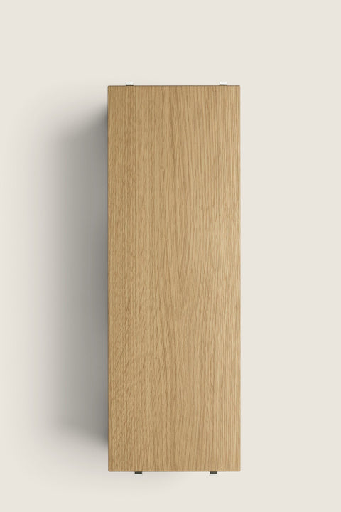 Bolina oak veneer shelf board for String System, 58x20 cm, featuring a clear lacquered finish.