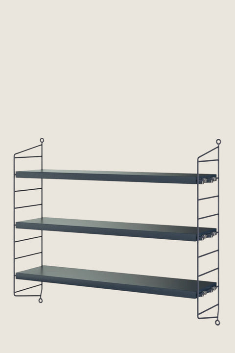 Bolina String Pocket shelf in Nybroblå blue with three metal shelves and wire side panels